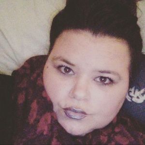 Meet your Posher, Mona